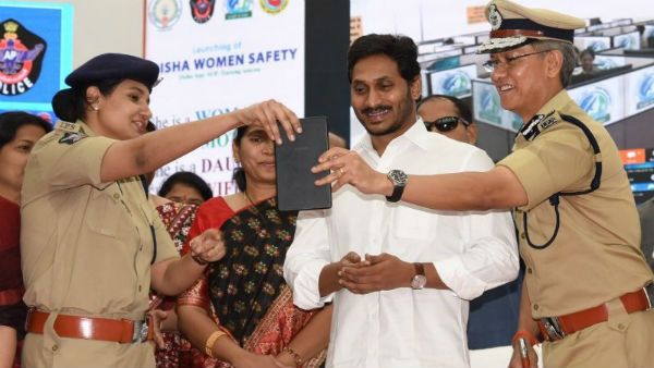 ఏపీ పోలీస్ సరికొత్త యాప్ తో ..పోలీస్ స్టేషన్ కు వెళ్ళకుండానే ఫిర్యాదులు ..దేశంలోనే తొలిసారి