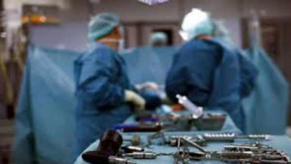 వీడియో కాల్ మాట్లాడుతూ మహిళకు ఆపరేషన్: వైద్యుల నిర్లక్షంతో బాలింత మృతి