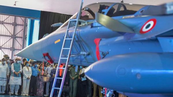 కాగ్ విమర్శించిందని.. మొత్తం నిబంధననే ఎత్తేసిన మోడీ సర్కార్: రక్షణ ఒప్పందాల్లో అనూహ్యం