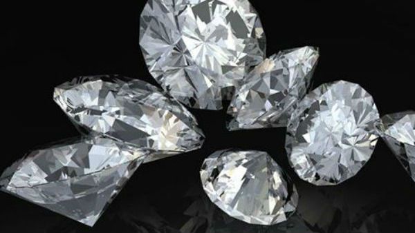 ఆమె పంట పండింది ... 4 క్యారెట్ల డైమండ్ దొరికింది .. గతంలోనూ ఇద్దరికి