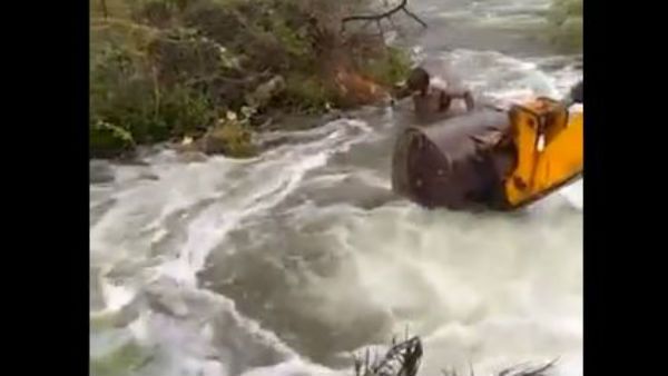 ప్రాణాలను పణంగా పెట్టి .. వరదలో కొట్టుకుపోతున్న కుక్కను కాపాడిన తెలంగాణ పోలీస్