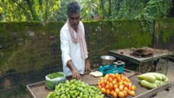కరోనా ప్రభావంతో తల్లక్రిందులైన జీవితం .. కూరగాయలు అమ్ముకుంటున్న డైరెక్టర్