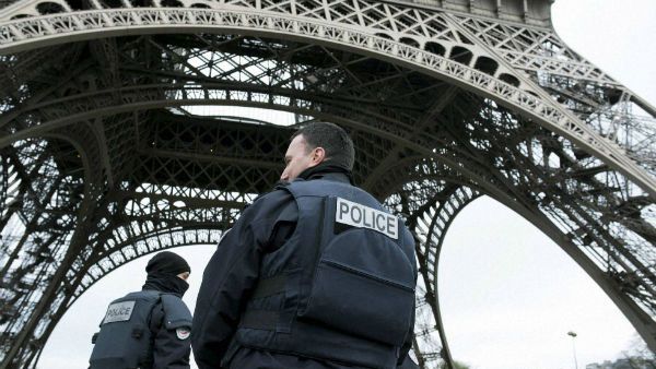 ఈఫిల్ టవర్ కు బాంబు బెదిరింపు: పోలీసుల కార్డన్ సెర్చ్..టవర్ మూసివేత