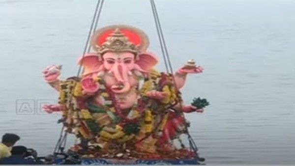 గంగమ్మ ఒడికి చేరిన ఖైరతాబాద్ గణేశుడు..