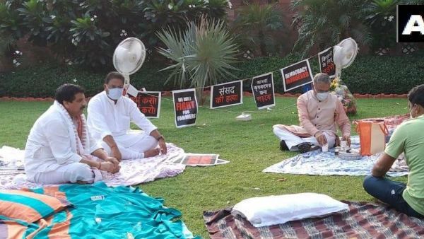 టీ తెచ్చిన రాజ్యసభ డిప్యూటీ ఛైర్మన్: రాత్రంతా గాంధీ విగ్రహం వద్దే: పాటలు పాడుతూ