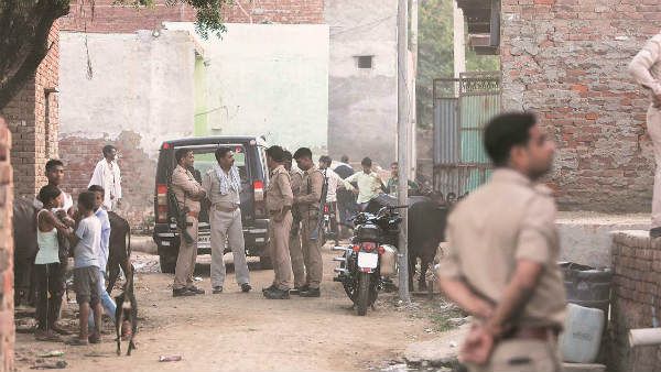 అర్ధరాత్రి బాలిక ఇంట్లోకి టీనేజర్..? దారుణ హత్య.. తండ్రి వాదన వేరే.. సినిమాను తలపించే హైడ్రామా...