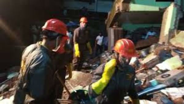 విషాదం : కుప్పకూలిన భవనం... 10 మంది మృతి,శిథిలాల కింద 25 మంది..