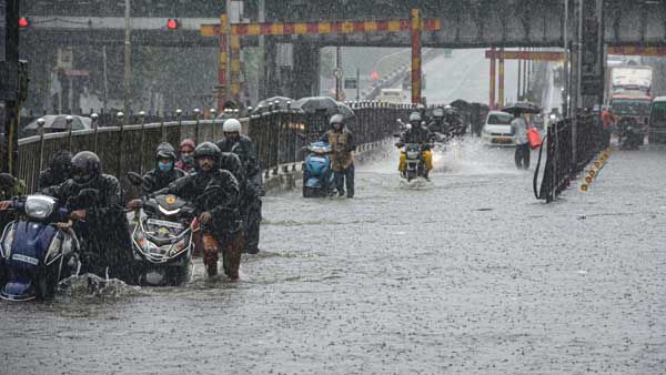 ముంబైలో భారీ వర్షాలు: రహదారులు, లోతట్టు ప్రాంతాలు జలమయం, రైళ్ల నిలిపివేత