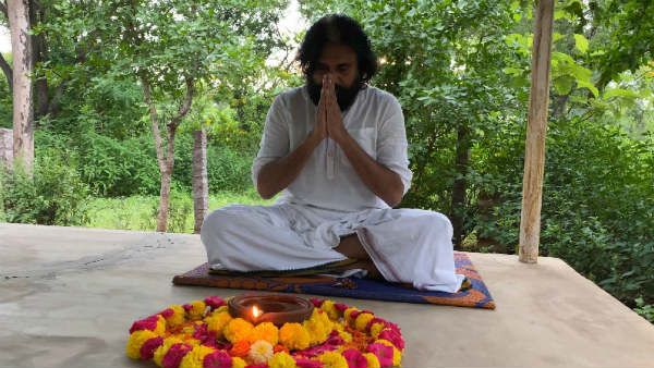 దీపం వెలిగించి నిరసన తెలిపిన పవన్ కళ్యాణ్ .. పవన్ కు మద్దతుగా చిరంజీవి సతీమణి కూడా ..