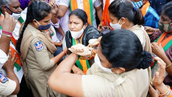 ఎల్ఆర్ఎస్ రద్దు, డబుల్ బెడ్ రూమ్ ఇళ్ళ కోసం బీజేపీ నిరసన .. ఉద్రిక్తత,అరెస్ట్ లపై బండి సంజయ్ ఫైర్