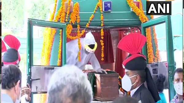 సైనిక లాంచనాలతో ప్రణబ్ అంత్యక్రియలు పూర్తి .. కుమారుడు అభిజిత్ ముఖర్జీ చేతుల మీదుగా ..