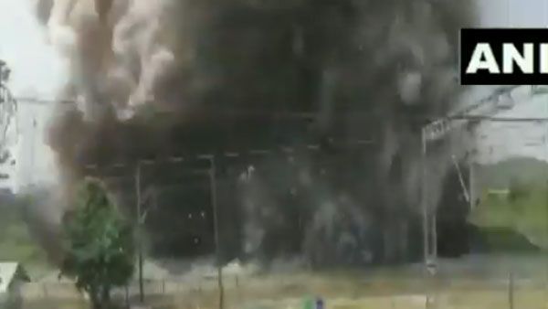 షాకింగ్: రైల్వేస్టేషన్ పక్కనే భారీ పేలుడు: వణికిన ప్రయాణికులు: తెగిపడ్డ కరెంటు తీగలు