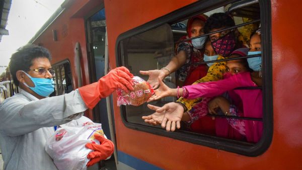 ప్రయాణికులకు రైల్వే శాఖ గుడ్ న్యూస్ .. రద్దీ అధికంగా ఉండే రూట్స్ లో క్లోన్ ట్రైన్స్.. రీజన్ ఇదే !!