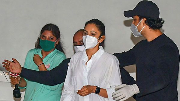 బాలీవుడ్ డ్రగ్స్ కేసు .. రకుల్ పిటీషన్ పై కేంద్రానికి, మీడియా నియంత్రణా సంస్థలకు కోర్టు నోటీసులు