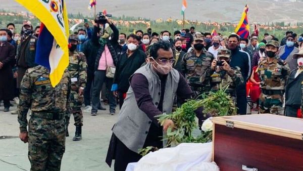 చైనాకు గట్టి సందేశం: టిబెట్ యూనిట్ సైనికుడు అంత్యక్రియల్లో రాం మాధవ్: అమరులకు నివాళి..