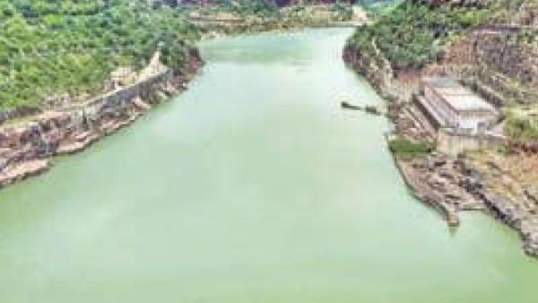 రాయలసీమ ఎత్తిపోతలపై విచారణ నిరవధిక వాయిదా వేసిన తెలంగాణా హైకోర్టు ... కారణం ఇదే !!