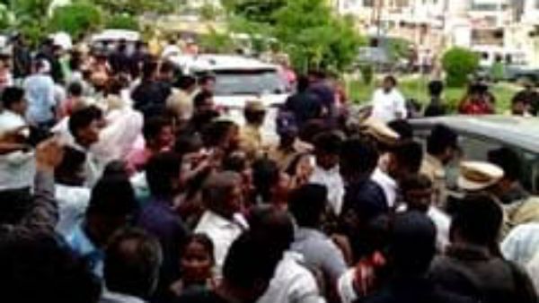 రోడ్డుకు అడ్డంగా మంచం వేసుకుని, పురుగుమందు డబ్బాతో రైతు నిరసన .. రీజన్ ఇదే