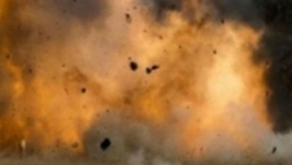 ఇంటి వద్ద బాంబు పేలుడు: ఇద్దరు మృతి, మరో ఇద్దరికి తీవ్రగాయాలు