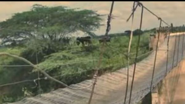 ఏపీలో ఆ గ్రామాల అన్నదాతల సంకల్పం .. రైతులే ఇంజినీర్లుగా వేలాడే వంతెన నిర్మాణం