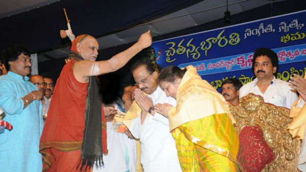 ఎస్బీబాలు సంగీత శిఖరమన్న స్వరూపానంద - శారదాపీఠంతో అనుబంధాన్ని గుర్తుచేసుకుంటూ..