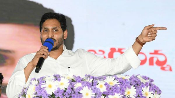 ప్రపంచంలోనే పవర్‌ఫుల్ ఆయుధం - మన బతుకుల్ని మార్చేది అదే - స్కూల్ పిల్లాడిలా సీఎం జగన్