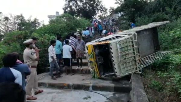 బ్రేక్‌ ఫెయిలై కొండపై నుంచి పడిన పెళ్లి వ్యాన్‌- తూర్పుగోదావరిలో ఏడుగురు మృతి...