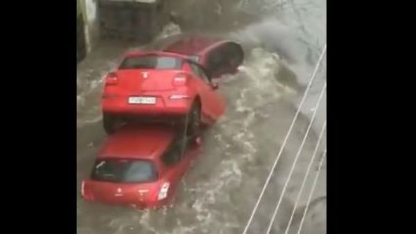 కొట్టుకొస్తోన్న కార్లు: బైకులు కూడా.. వీడియో వైరల్