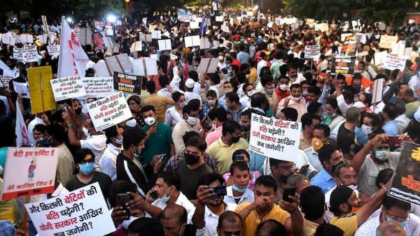 హాథ్రస్ అత్యాచార ఘటన రిపోర్ట్ చేస్తున్న జర్నలిస్టుల ఫోన్లు ట్యాప్..? ఏం జరుగుతోంది..?