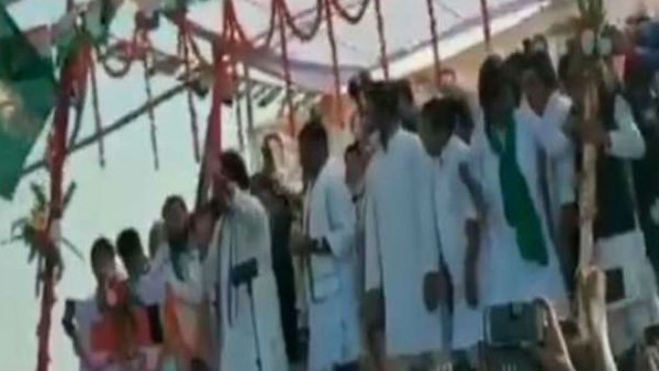 ప్రచారంలో అపశృతి: దర్బాంగలో కూలిన స్టేజీ.. మరో చోట కూడా..