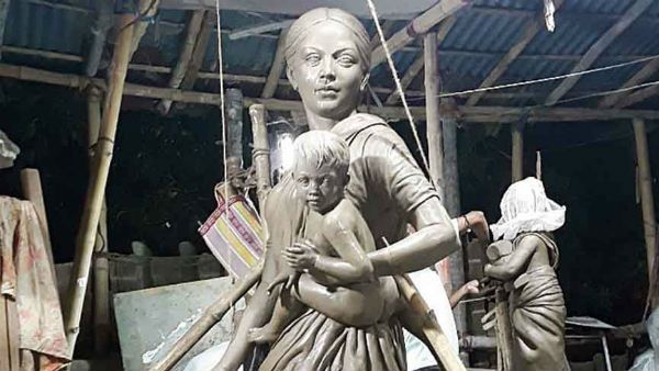 దసరా మండపాల్లో దుర్గమ్మ విగ్రహాలు కాదు..వలస కార్మిక మహిళ మూర్తులు: స్త్రీశక్తికి అద్దం పట్టేలా