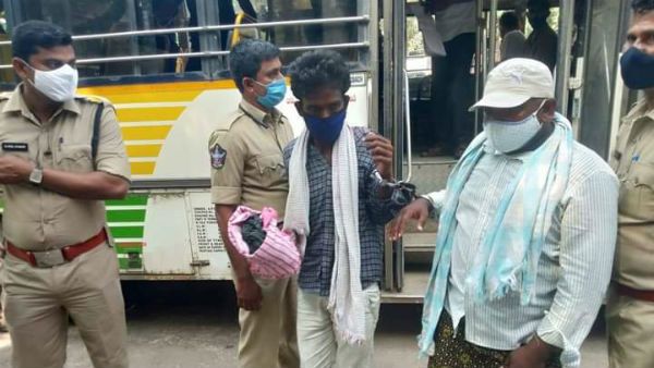 రాజధాని రైతులకు బేడీలపై ఎస్పీ సీరియస్‌- ఆరుగురు కానిస్టేబుళ్లపై వేటు, విచారణ కమిటీ