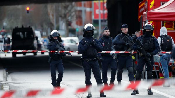 హిస్టరీ టీచర్ తలను నరికేశారు.. ఎందుకో తెలుసా..? ఉలిక్కి పడ్డ నగరం