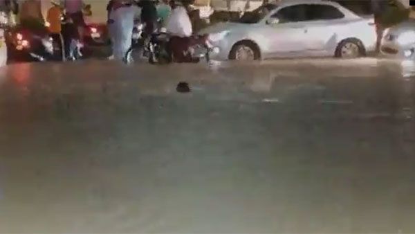 వైరల్ వీడియో: హైదరాబాద్ రోడ్ల మీద ఈత: స్విమ్మింగ్ పూల్‌గా మారిన విశ్వనగరం రోడ్లు: దుస్థితికి