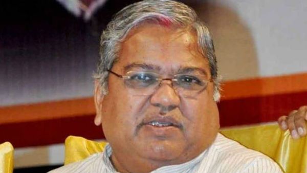 Coronavirus: ఉప ముఖ్యమంత్రి కొడుక్కి సీరియస్, విమానంలో హైదరాబాద్ షిఫ్ట్, ఫ్యామిలీలో 8 మంది !