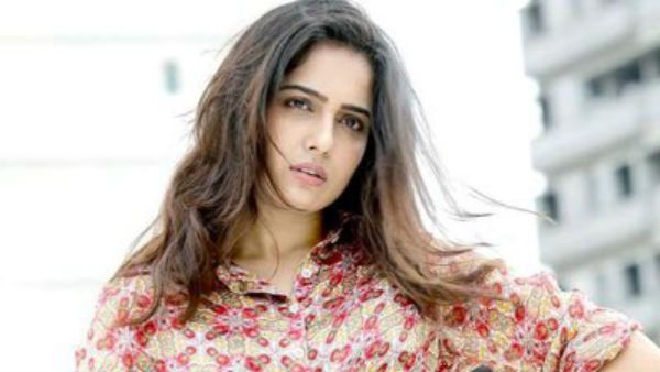 నటిపై ప్రాణాంతక దాడి: నాలుగు కత్తిపోట్లు: పరిచయస్తుడి ఘాతుకం: ఫేస్‌బుక్ ద్వారా