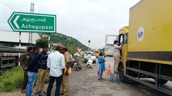 సినీ ఫక్కీలో తమిళనాడులో దోపిడీ ... 15 కోట్ల విలువైన మొబైల్ ఫోన్ల కంటైనర్ చోరీ