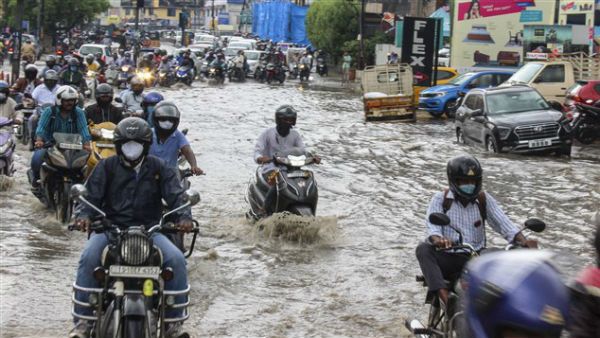 హైదరాబాద్లో భారీ వర్షం .. నోళ్ళు తెరిచిన మ్యాన్ హాల్స్ .. జీహెచ్ఎంసీకి ఫిర్యాదుల వెల్లువ