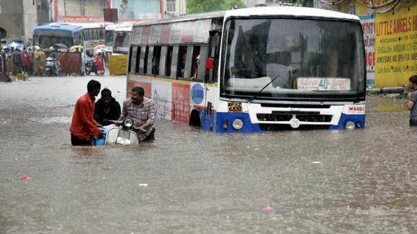 భారీ వర్షాల ఎఫెక్ట్ ... హైదరాబాద్ లో ట్రాఫిక్ మళ్ళింపులు .. ఎక్కడెక్కడ అంటే