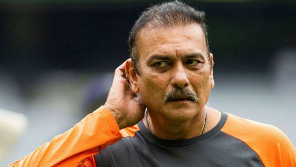 ధోనీని కించపరిచేలా టీమిండియా కోచ్ రవిశాస్త్రి కామెంట్స్: ఫ్యాన్స్ ఫైర్