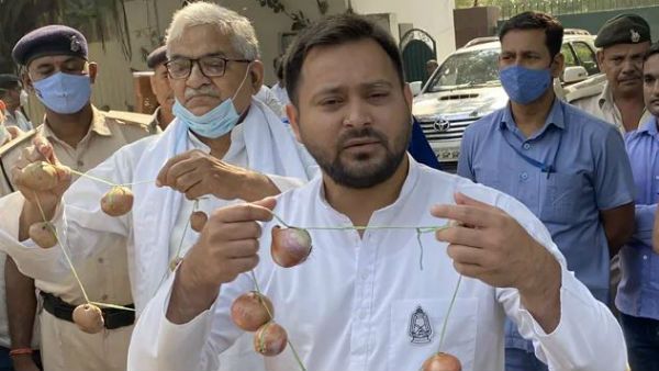 ఉల్లిగడ్డలతో దండ: ధరల పెంపుపై తేజస్వీ యాదవ్ నిరసన, కేంద్రంపై ఫైర్..