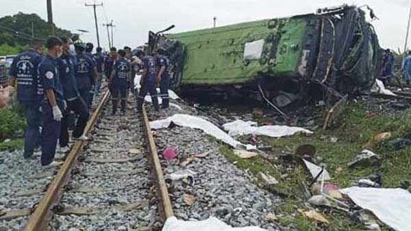బస్సును ఢీకొట్టిన రైలు: 18 మంది మృతి, 30 మందికి గాయాలు