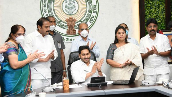 గాంధీ జయంతి నాడు గిరిజన సంక్షేమం కోసం సీఎం వైఎస్ జగన్ అడుగులు .. గిరిజనుల జీవితాల్లో వెలుగులు