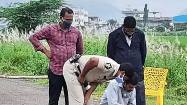 విజయవాడలో అర్ధరాత్రి కాల్పుల కలకలం: పోలీస్ కమిషనర్ కార్యాలయ ఉద్యోగిపై బుల్లెట్ల వర్షం