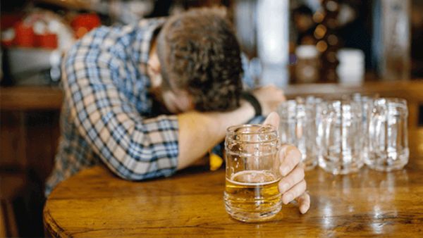 కోవిడ్ నిబంధనల ఉల్లంఘనతో బార్ సీజ్ .. మాస్కులు లేకుండా, గుంపులుగా జనం .. షాకింగ్ వీడియో