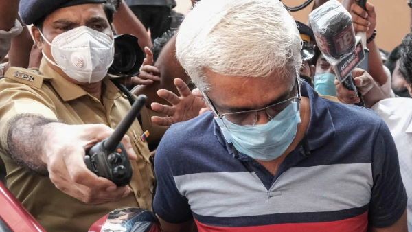 Gold Smuggling: స్వప్న ఎఫెక్ట్, టాప్ ఐఏఎస్ అరెస్టు, సారీ సార్, మీ స్టోరీ ఇదే, కిలాడీతో లింక్, పాపం !