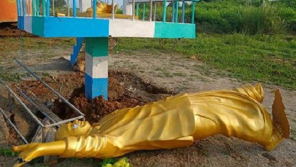 వైఎస్ఆర్ విగ్రహాం ధ్వంసం: శ్రేణుల ఆందోళన, సిక్కోలులో ఉద్రిక్త పరిస్థితి..