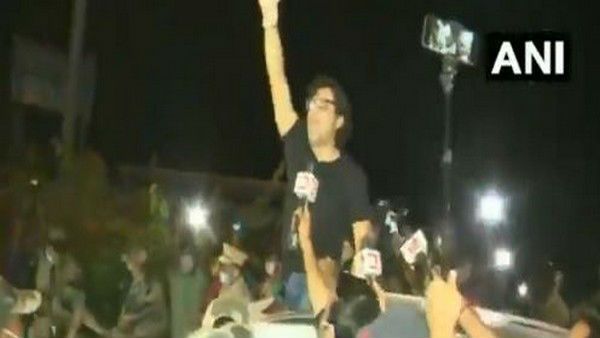 జైలు నుంచి అర్నాబ్ గోస్వామి విడుదల -విక్టరీ చూపుతూ ఉత్సవాలు -సుప్రీం బెయిల్ ఇవ్వడంతో