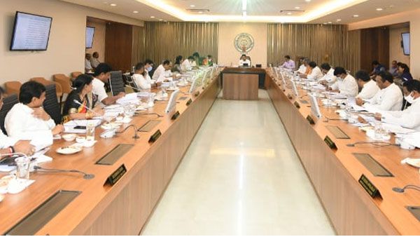 జగన్ క్యాబినెట్ భేటీ .. ఆంక్షలతో మందడంలో ఉద్రిక్తత .. భారీగా పోలీసు బలగాలు