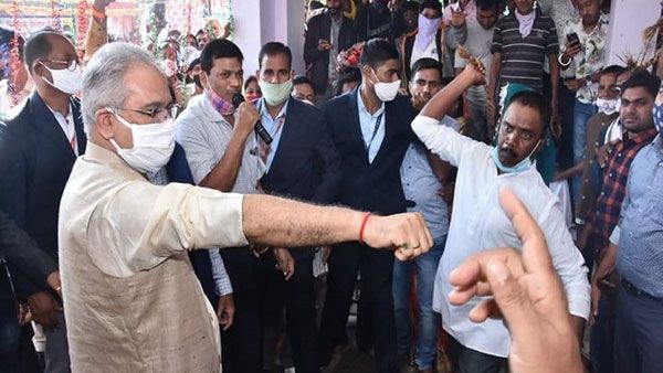 ముఖ్యమంత్రికి చెర్నకోల దెబ్బలు: బాధను ఓర్చుకుంటూ: కొట్టిన వ్యక్తిని నమస్కరించి మరీ..