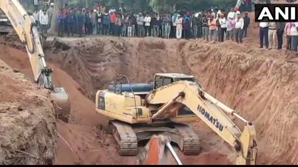 బోరుబావిలో మూడేళ్ల చిన్నారి: 24 గంటలుగా: నిరంతరాయంగా సహాయక చర్యలు: అయినా